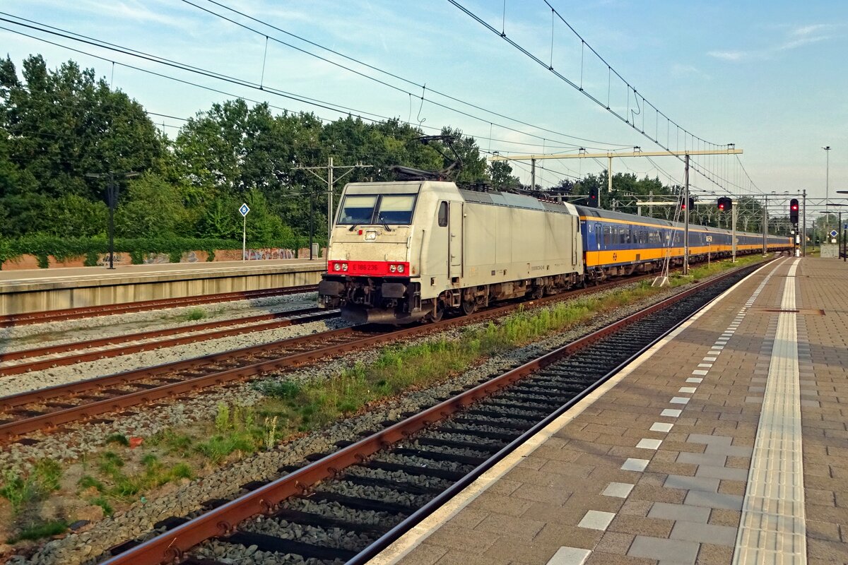 Am 23 Augustus 2019 durcheilt 186 236 mit ein IC-Direct Boxtel.