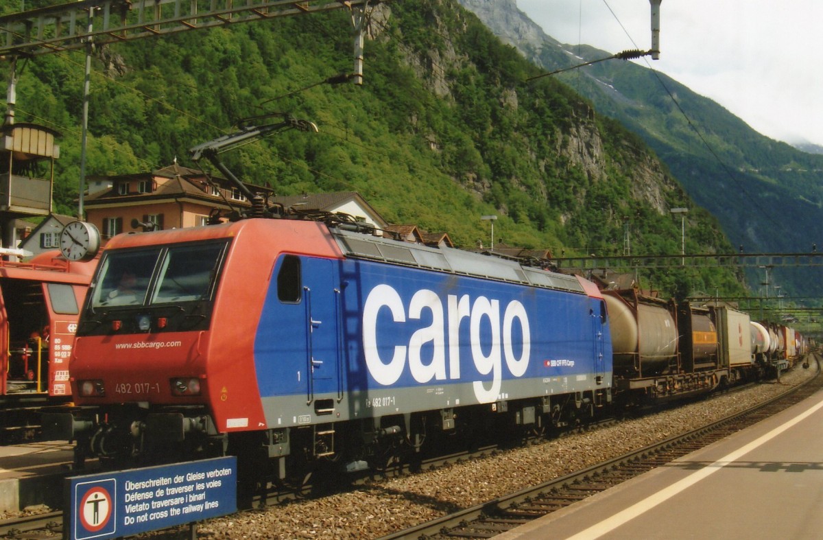 Am 23 September 2010 schiebt SBB 482 017 ein KLV aus Erstfeld.