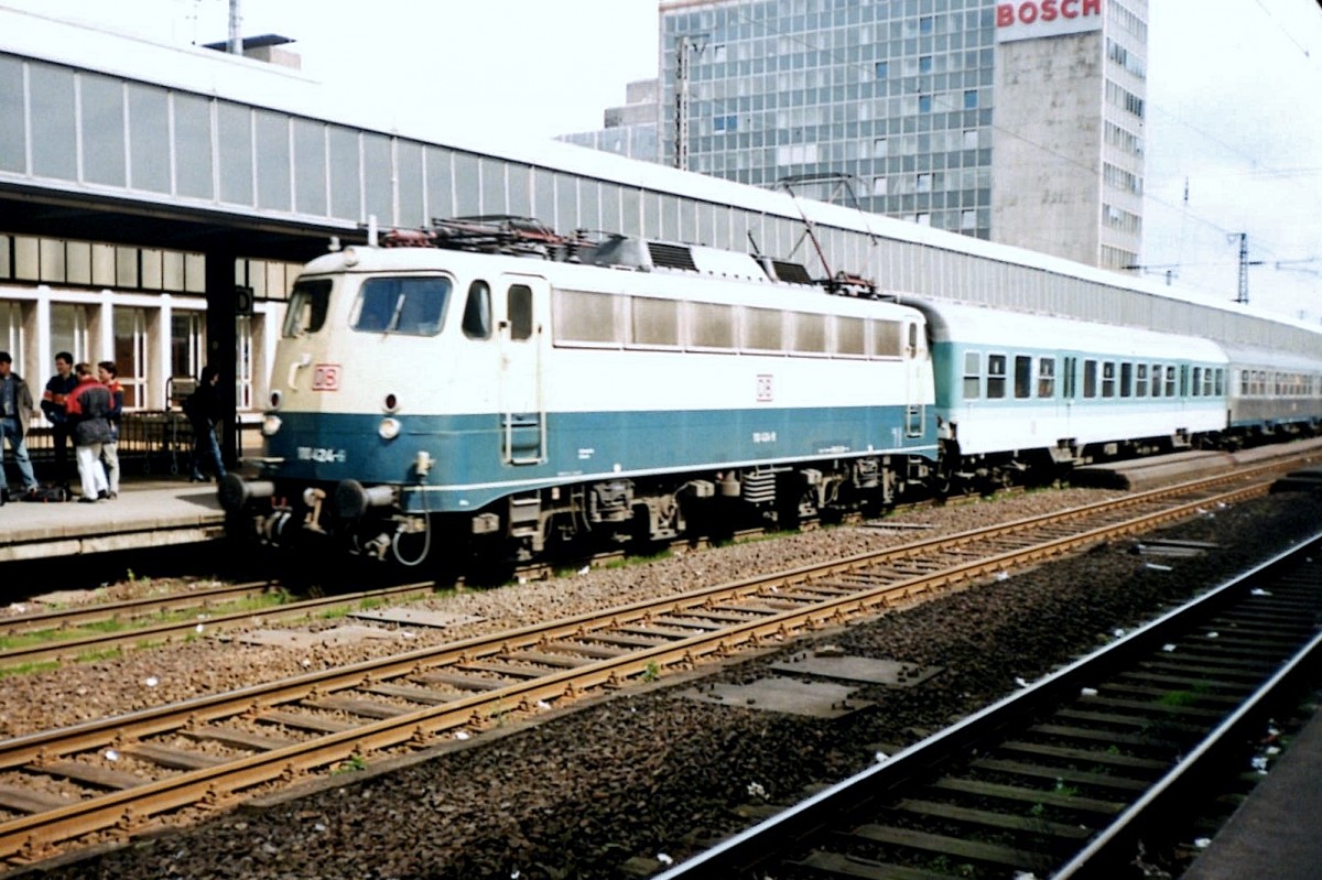 Am 24 April 1998 h�lt 110 424 in Essen Hbf.