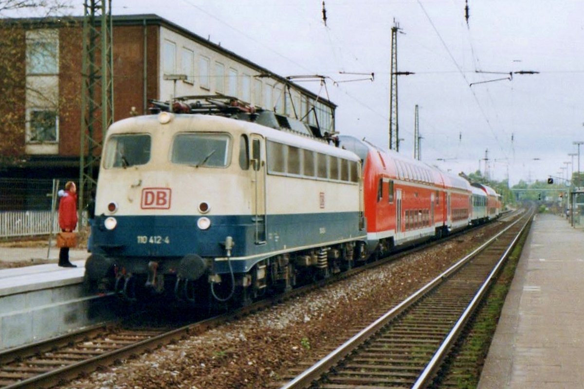 Am 24 februar 1998 durchfahrt 110 412 Recklinghausen Hbf.