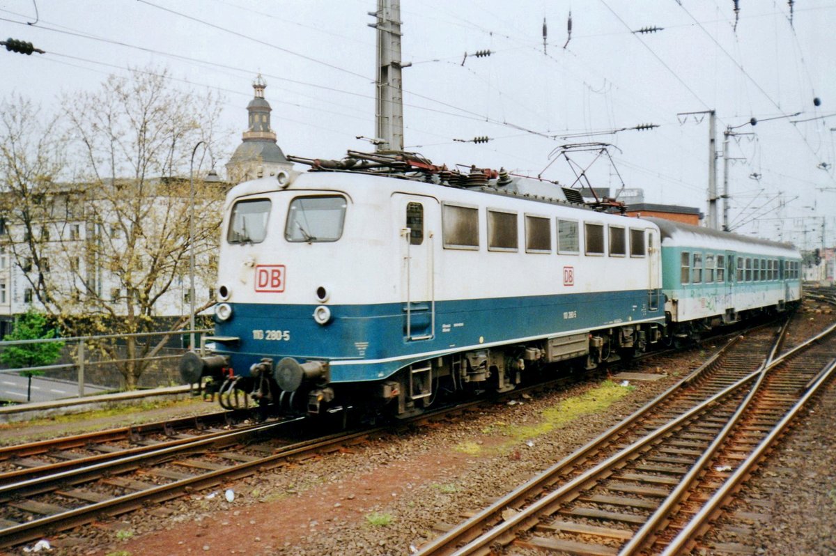 Am 24 Februar 1998 treft 110 280 in Köln Hbf ein.