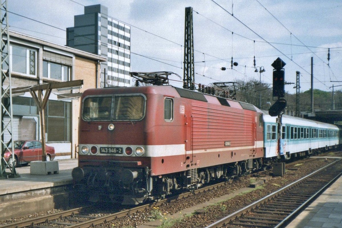 Am 24 Juli 1998 meldet sich 143 946 mit ein RB in Mainz Hbf. 