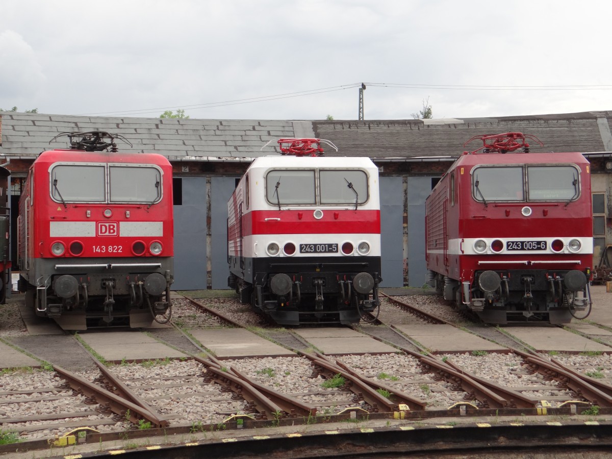  Am 24.05.14 war in Weimar beim TEV 118er Treffen. Zusehen waren 143 822, 243 001 (143 117) und 243 005.	
