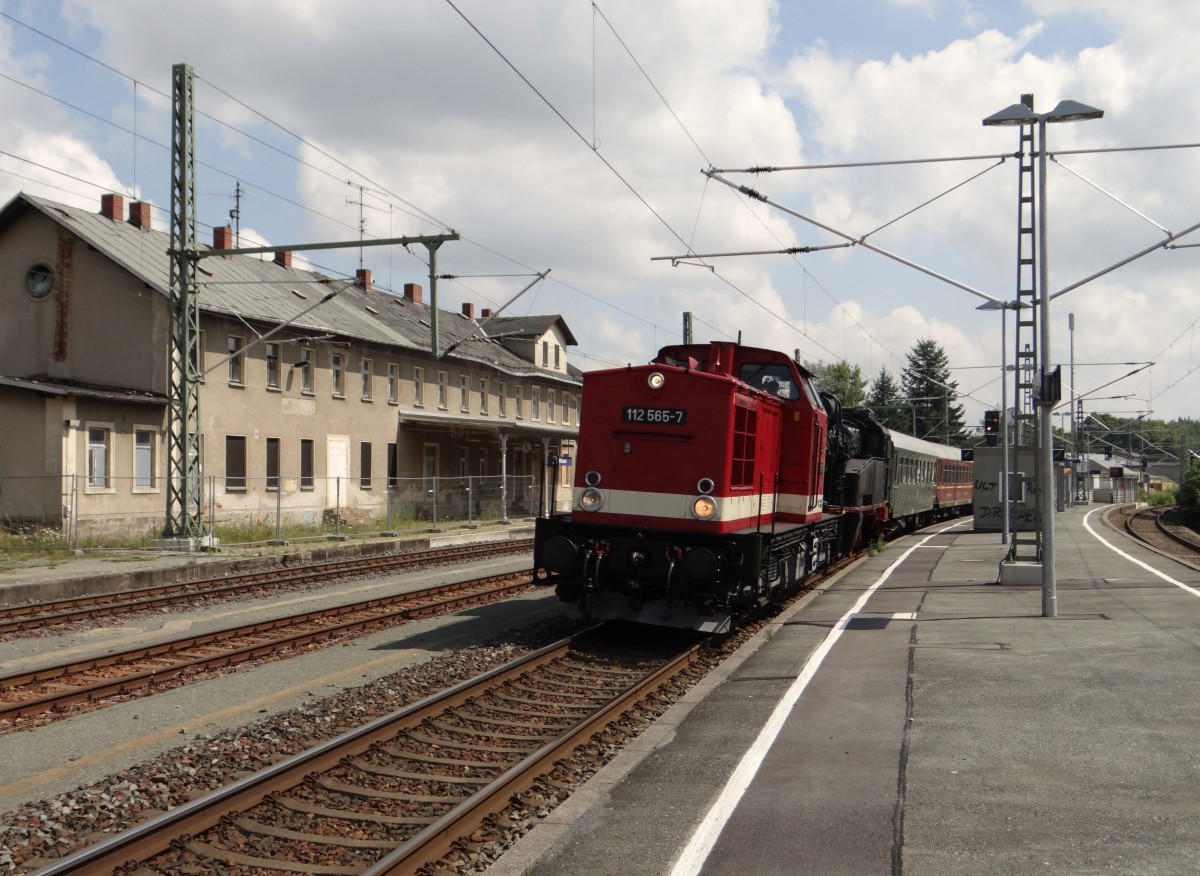 Am 24.07.14 gab es eine �berf�hrung der Dampflok 75 501 von Schwarzenberg nach Neuenmarkt-Wirsberg. Hier die Fuhre mit 112 565 hier die Durchfahrt in Mehltheuer/V. Eigentlich war dort ein Halt geplant.