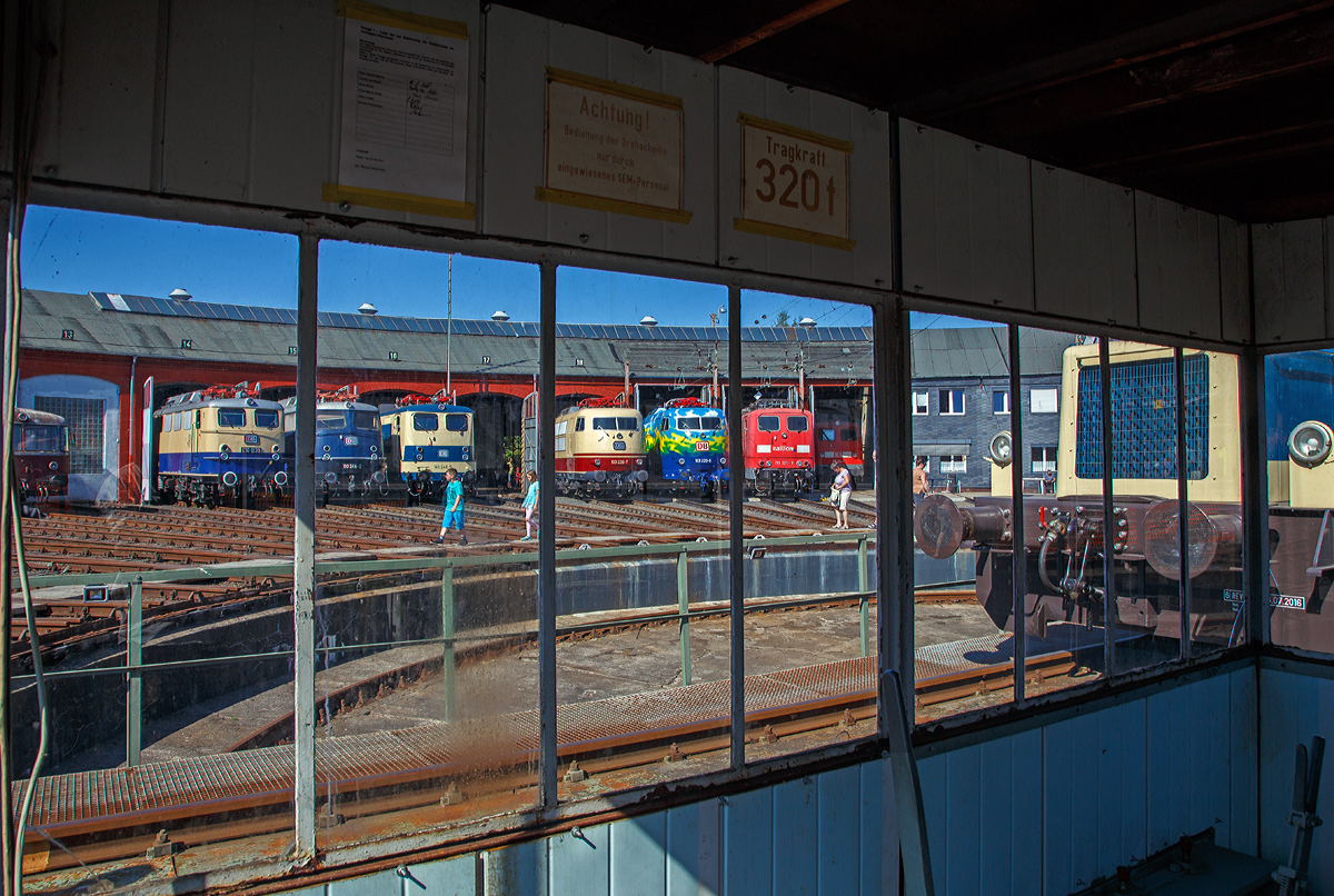 
Am 24.08.2019 beim alljährliche Lokschuppenfest im Südwestfälischen Eisenbahnmuseum in Siegen:
Ein Blick aus dem Steuerhaus der Drehscheibe auf den Ringlokschuppen, hier stehen (von links nach rechts) die e 10 1239, 110 348-0, 141 248-5, 103 226-6, 103 220-0, 151 121-1 und 115 114-1.
