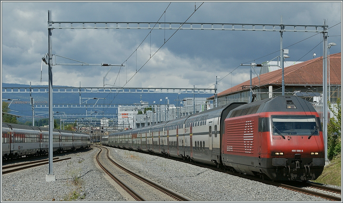 Am 24.Mai 2013 fährt die SBB Re 460 080-5 mit einem IC von Genève Aéroport nach St-Gallen in Prilly-Malley auf Gleis 1 durch, gut zu sehen, das verlegte, aber noch nicht angeschossene Gleis 3 links im Bild.
