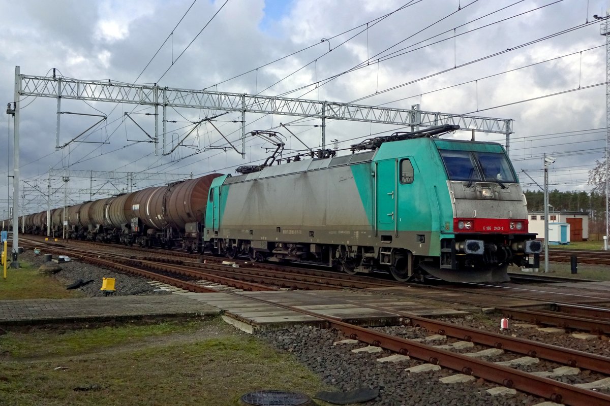 Am 25 Februar 2020 schleppt 186 243 ei8n Kesselwagenzug durch Rzepin.