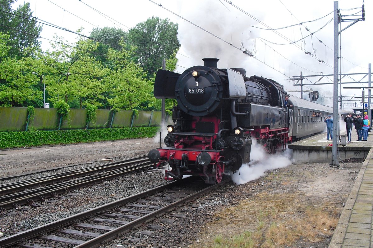 Am 25 Juli 2001 dämpfte 65 018 aus Dordrecht CS. 