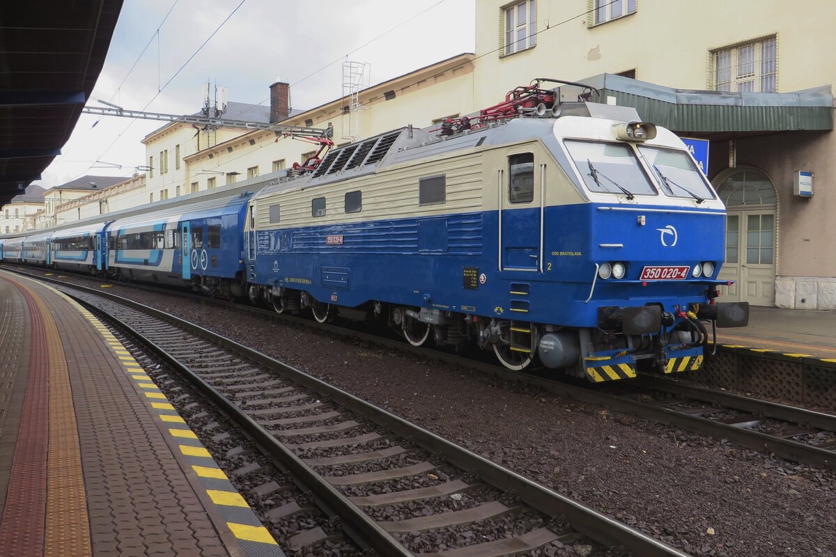 Am 25 Juni 2022 steht ZSSK 350 020 mit EC 'METROPOLITAN' aus Budapest nach Prag in Bratislava hl.st.