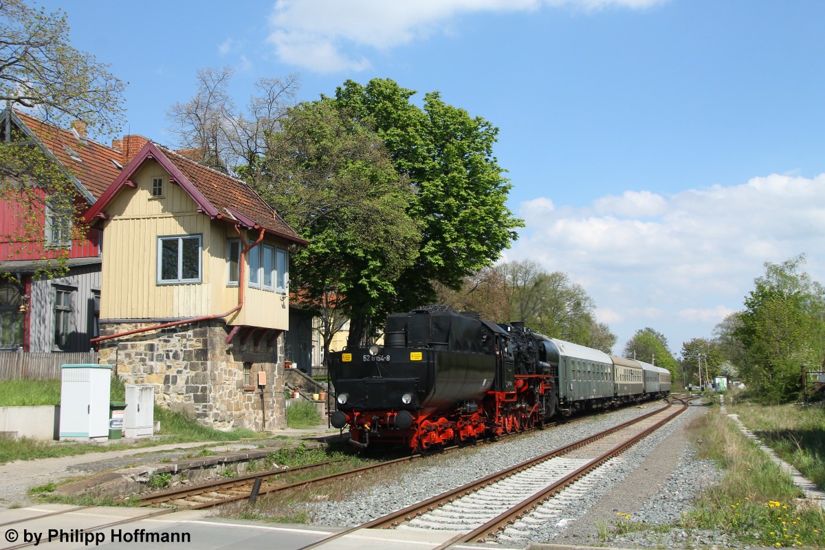 Am 2.5.2015 fuhr 52 8154-8 unter dem Motto  Soundfahrt  von Leipzig Plagwitz nach Blankenburg, dort wurde der Zug von 95 027 übernommen und weiter ging es nach Rübeland. Rückzu das selbe Spiel nur umgekehrt.
Auf der Hintour war in Halberstadt-Spiegelsberge eine Kreuzung mit der Straßenbahn vorgesehen. Ich nutze die Chance den Zug in der Einfahrt von Halberstadt-Spiegelsberge zu fotografieren, die anderen fotografierten den Zug mit der Straßenbahn an der Kreuzung.