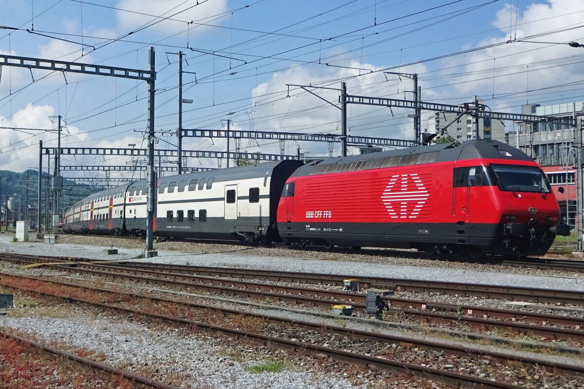 Am 26 Mai 2019 schiebt 460 005 ein IC ZÜrich HB--Basel SBB durch Brugg AG.