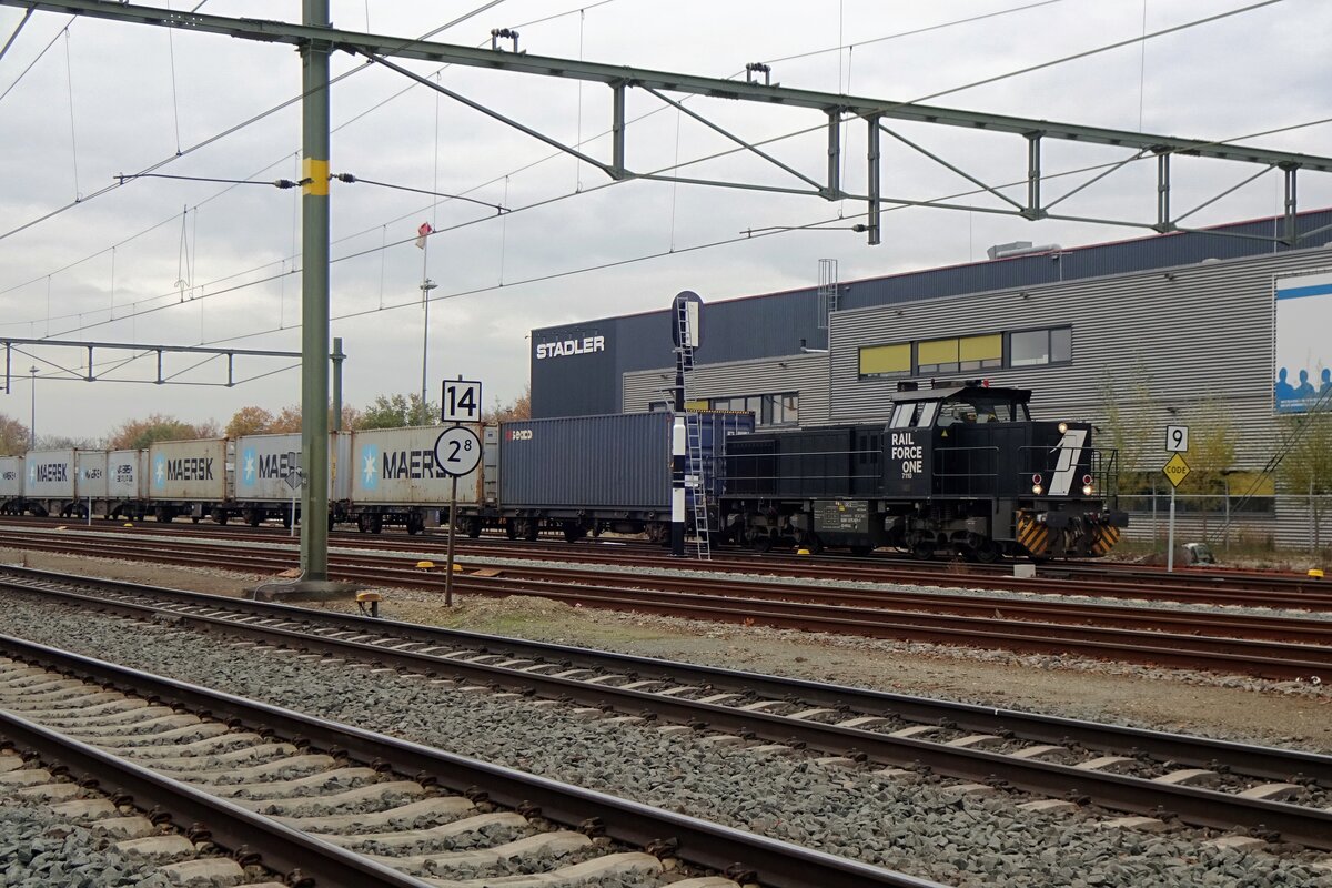 Am 26 November 2020 rangiert RFO 7110 mit ein Containerzug in Blerick.