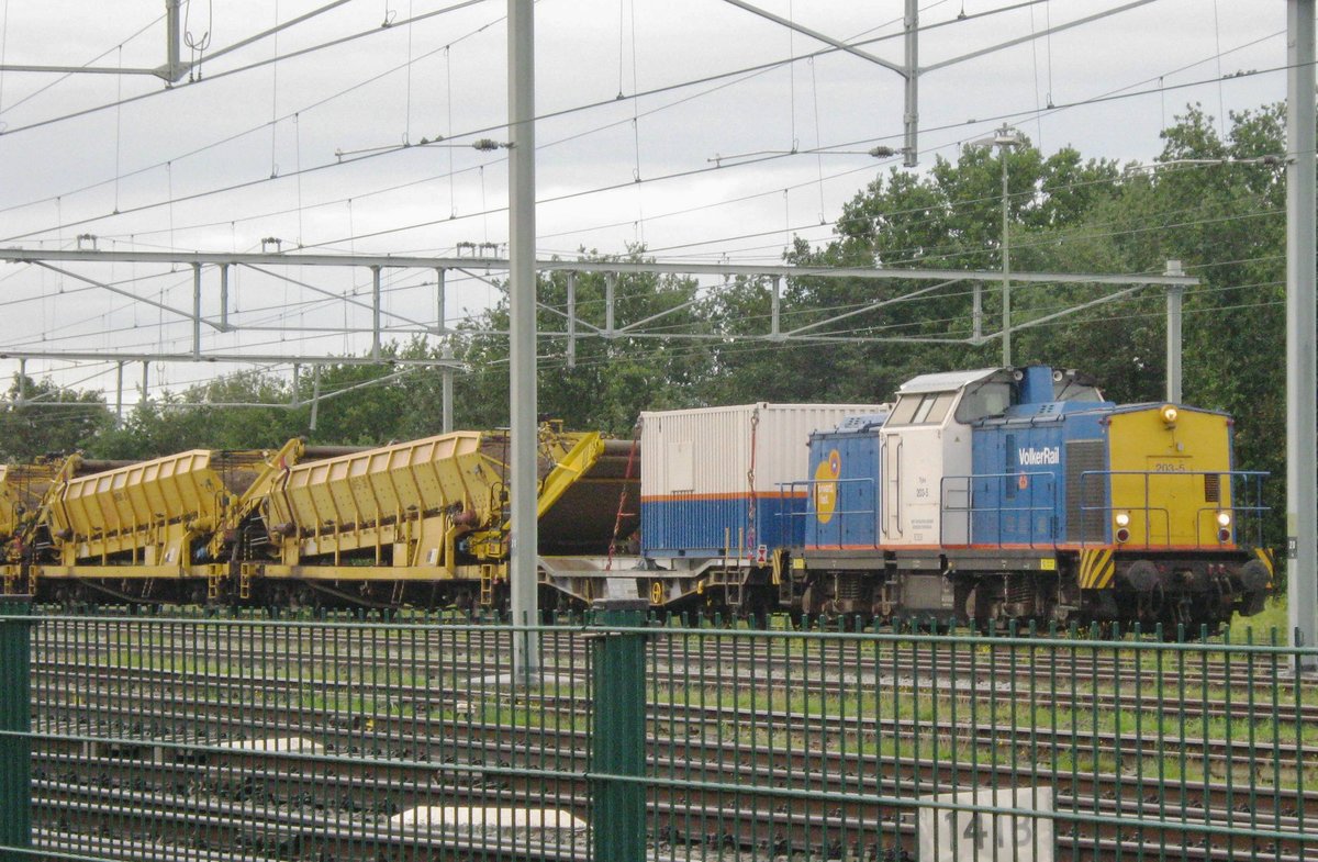 Am 27 April 2011 steht Volker Rail 203-5 mit ein Gleisbauzug in Nijmegen. 