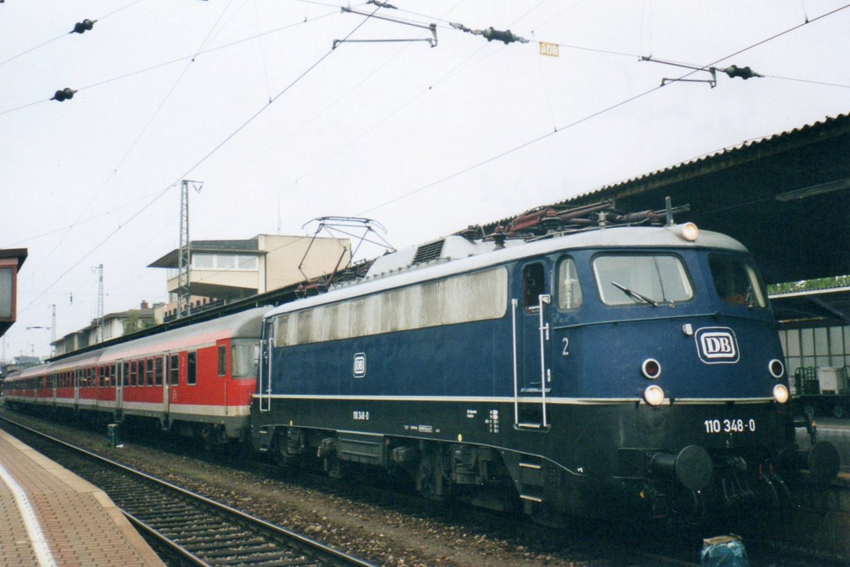 Am 27 Juli 1999 steht 110 348 in Saarbücken Hbf. 