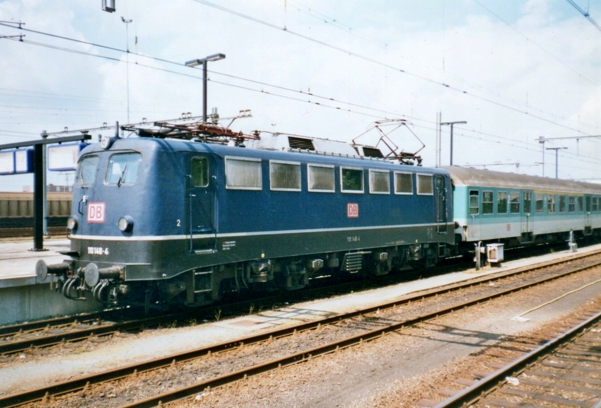 Am 27 März 1998 steht 110 148 in Venlo noch blau zu wesen. 