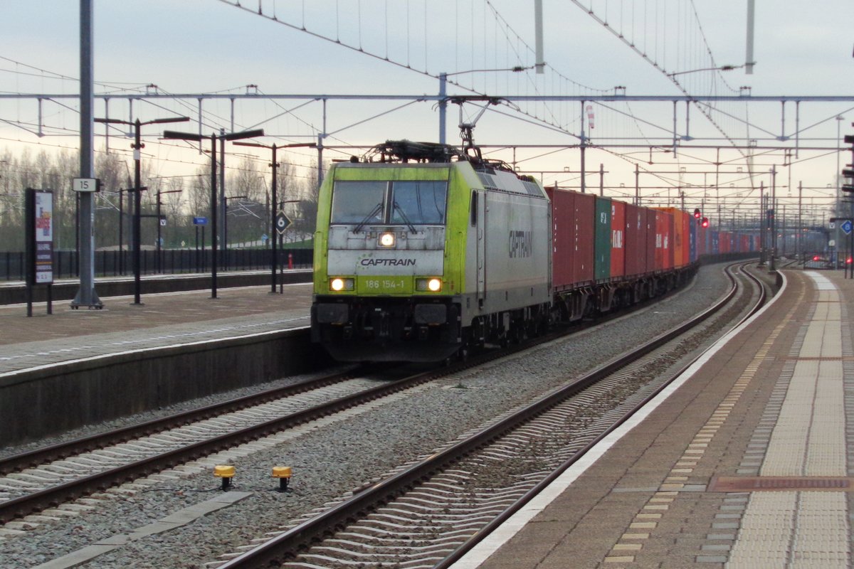 Am 27 M�rz 2018 durchfahrt CapTrain 186 154 Lage Zwaluwe.