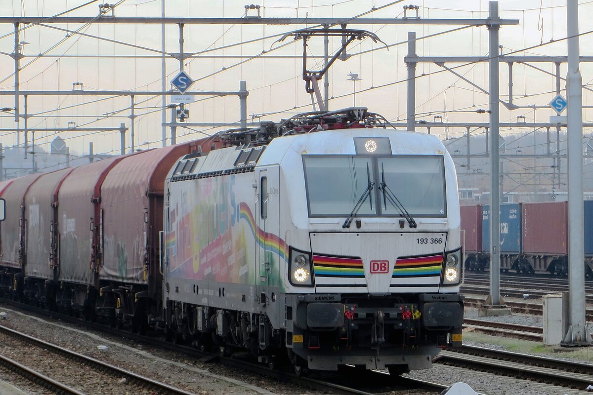 Am 27 November 2020 steht 193 366 samt Stahlzug nach Beverwijk in Venlo.