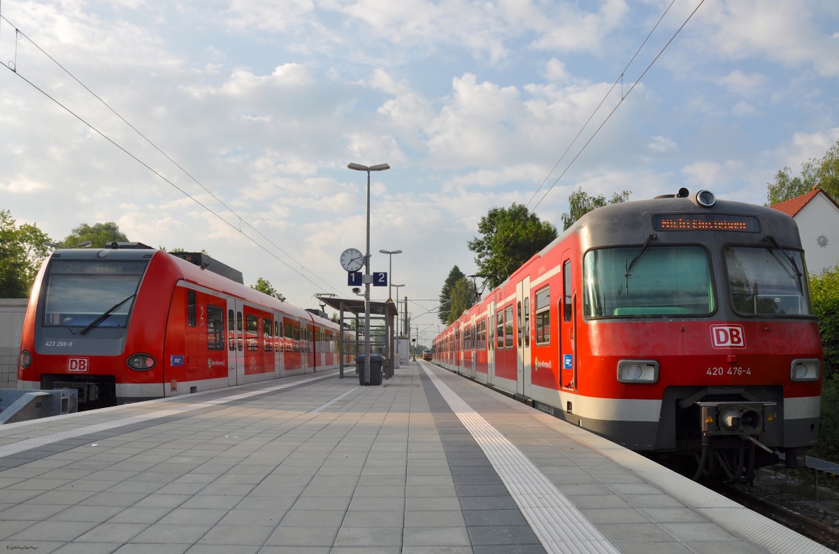 Am 28.06.2015 treffen sich 423 269 - 0, modern,  und 420 476 - 4, modernisiert, als S-Bahnen München am Bahnhof Altomünster.