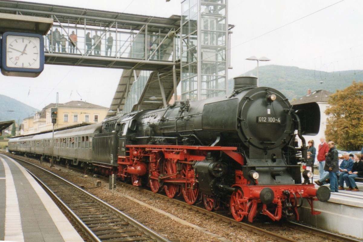 Am 28.September 2005 war ein Plandampf ins Rheinland-Pfalz und 012 100 der Rendsburger EF war dabei; hier in Neustadt (Weinstrasse). 