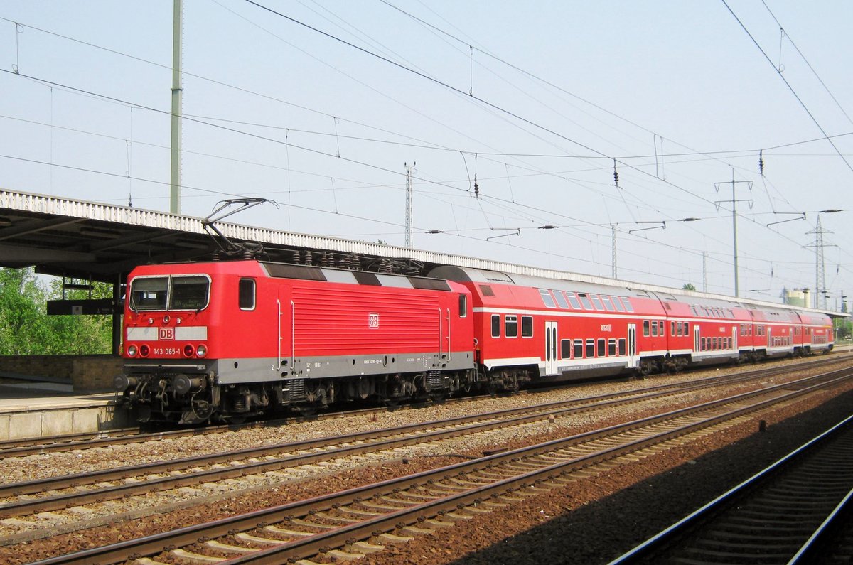 Am 29 April 2011 wartet 143 065 auf die Weiterfahrt in Berlin-Schbefeld Flughafen. 