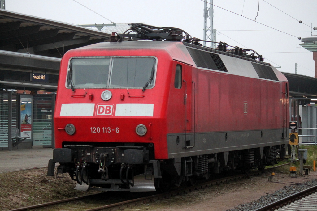 am 29.03.2014 ging es von Rostock Hbf nach Hamburg da bis zur Ankunft vom RE 1 noch bisschen Zeit konnte ich in Ruhe die 120 113-6 fotografieren.
