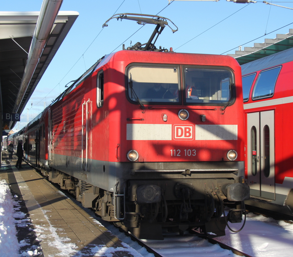 am 29.12.2014 hatte der RE5(RE 4359)von Rostock Hbf nach Lutherstadt Wittenberg eine technische Strung am Steuerwagen erlitten so das die Rostocker 112 103-7 gemeinsam mit 114 040-9 gegen 11:00 Uhr dann gen Berlin fuhr.