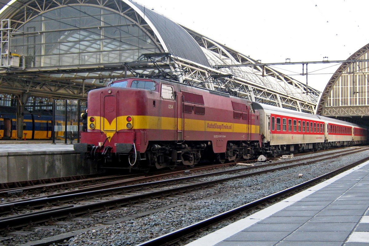 Am 30 Mrz 2013 schleppt EETC 1254 der EN447 in Amsterdam Centraal ein. Dort wird dieser Nachtzug nach Wien von ein NS-1700 ubernommen fr die Stufe Amsterdam-->Emmerich.