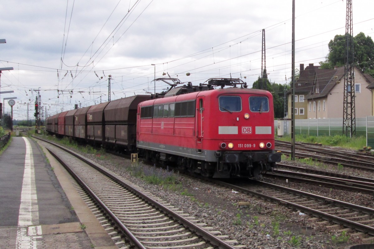 Am 30 Mai 2014 verl�sst einer Erzbomber mit 151 099 Mainz-Bischofsheim.