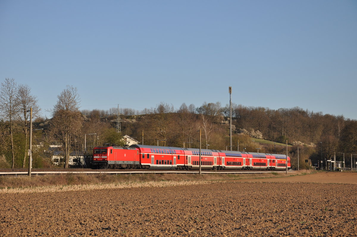 Am 30.03.2020 erreichte 114 008 mit ihrer RB22 (15257) auf der Fahrt von Limburg(Lahn) nach Frankfurt Hbf den Haltepunkt Lindenholzhausen. 