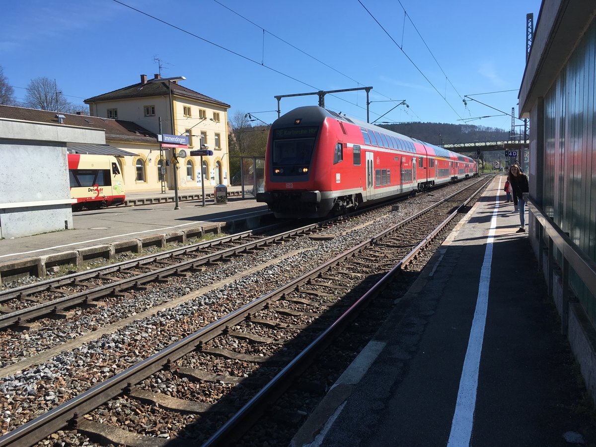 Am 30.04.17 fährt in Immendingen eine DoSto Garnitur nach Karlsruhe ein.