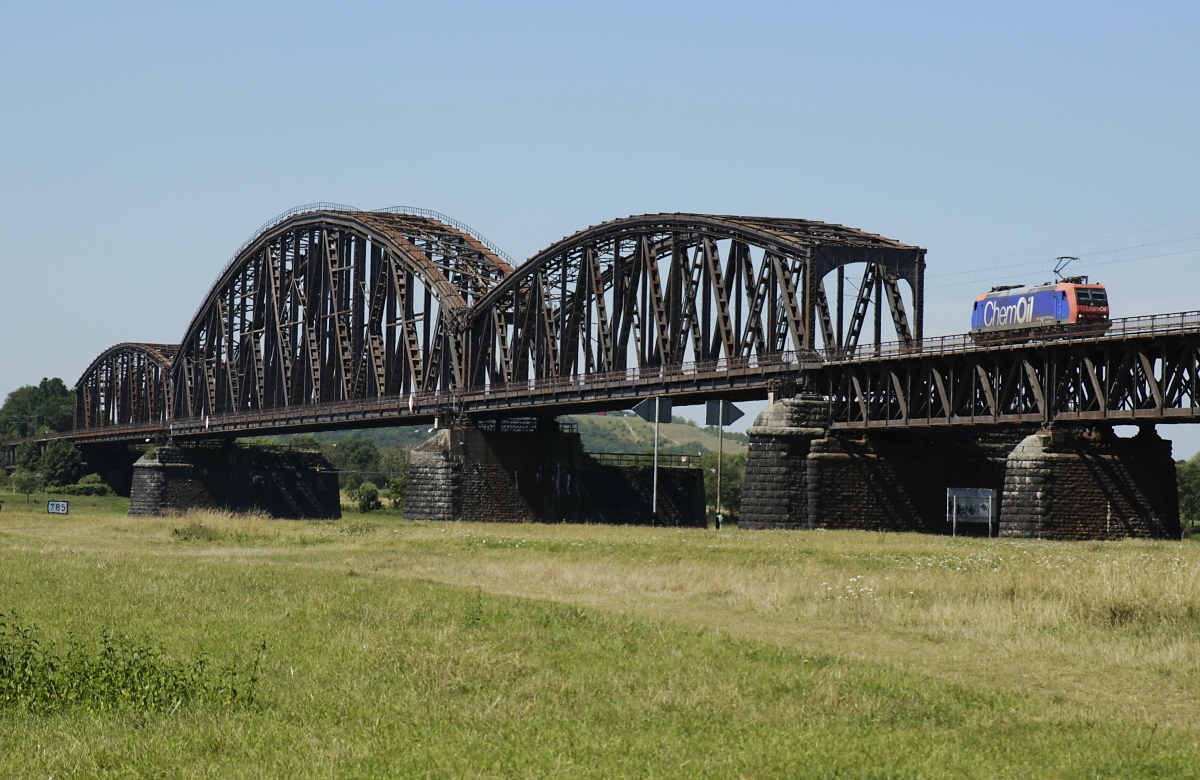 Am 30.07.2020 überquert die SBB 482 015-5 in Duisburg-Beeckerwerth den (nicht sichtbaren) Rhein auf der Haus-Knipp-Brücke