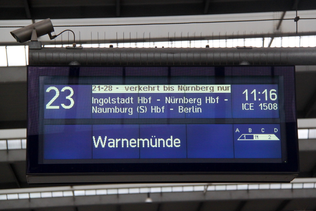 am 31.08.2014 stand auf Gleis 23 im Mnchener Hbf der ICE 1508 Mnchen-Warnemnde angeschlagen nur knapp 30 Minuten spter stand dann Berlin-Gesundbrunnen dran da der Zug nur Mo-Fr um 11:16 Uhr Richtung Kste fhrt.