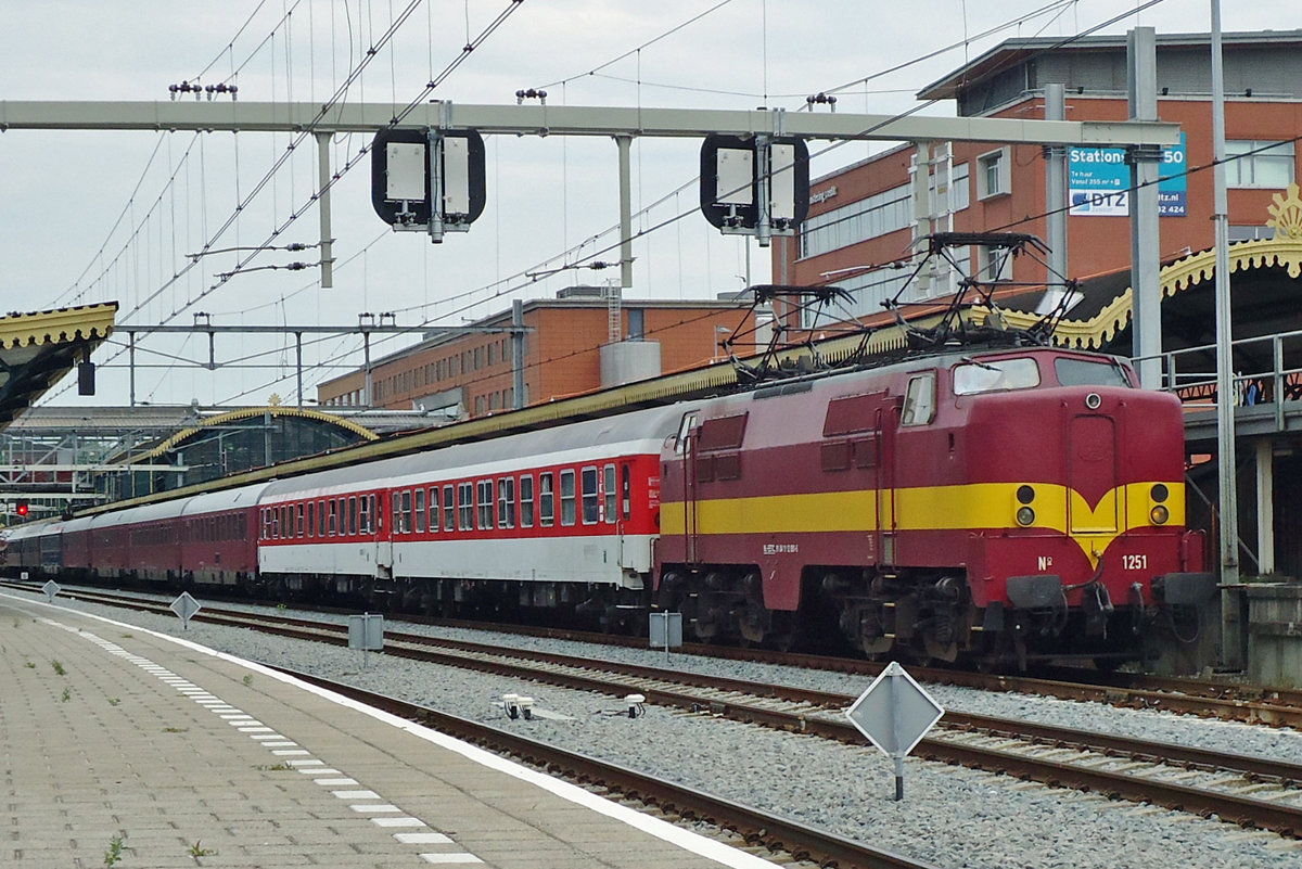 Am 4 Juli 2014 steht EETC 1251 mit der 1. von drei Nachtzge in 's-Hertogenbosch.