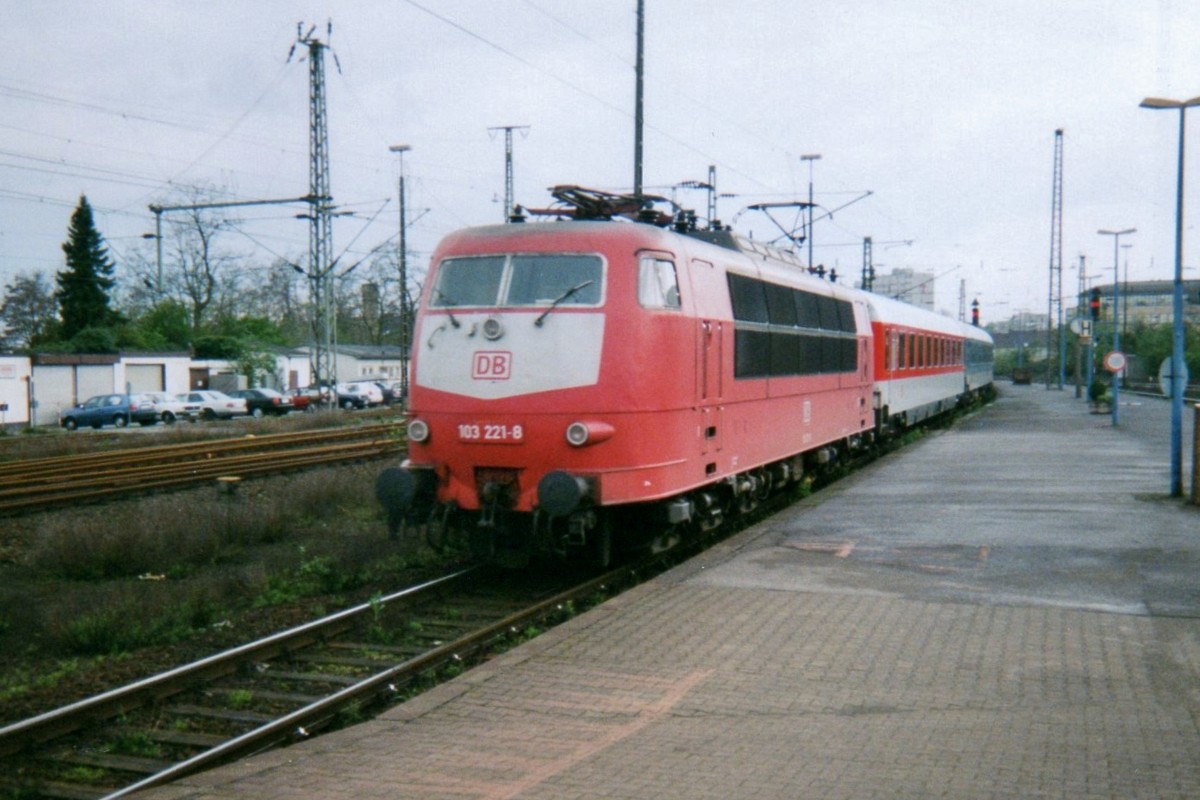 Am 5 Augustus 1998 treft 103 221 in M�nchengladbach ein.