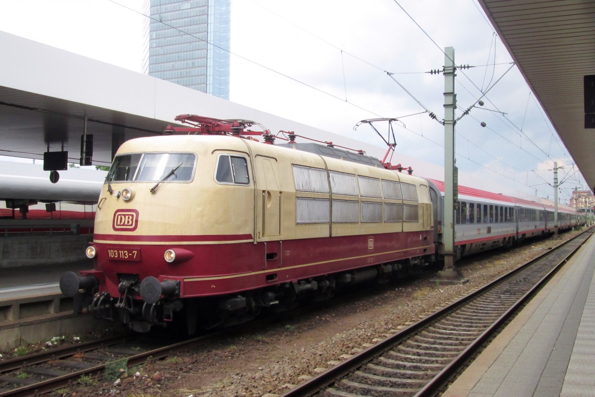 Am 5 Juni 2014 treft 103 113 mit �BBEC 119 nach Klagenfurt in Manheim Hbf ein. 