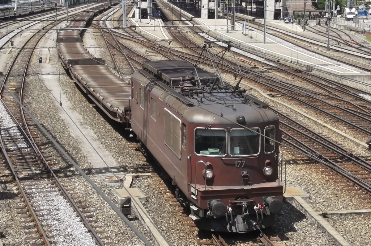 Am 5 Juni 2014 verläs
t BLS 177 mit leeren KLV-Garnitur Spiez.