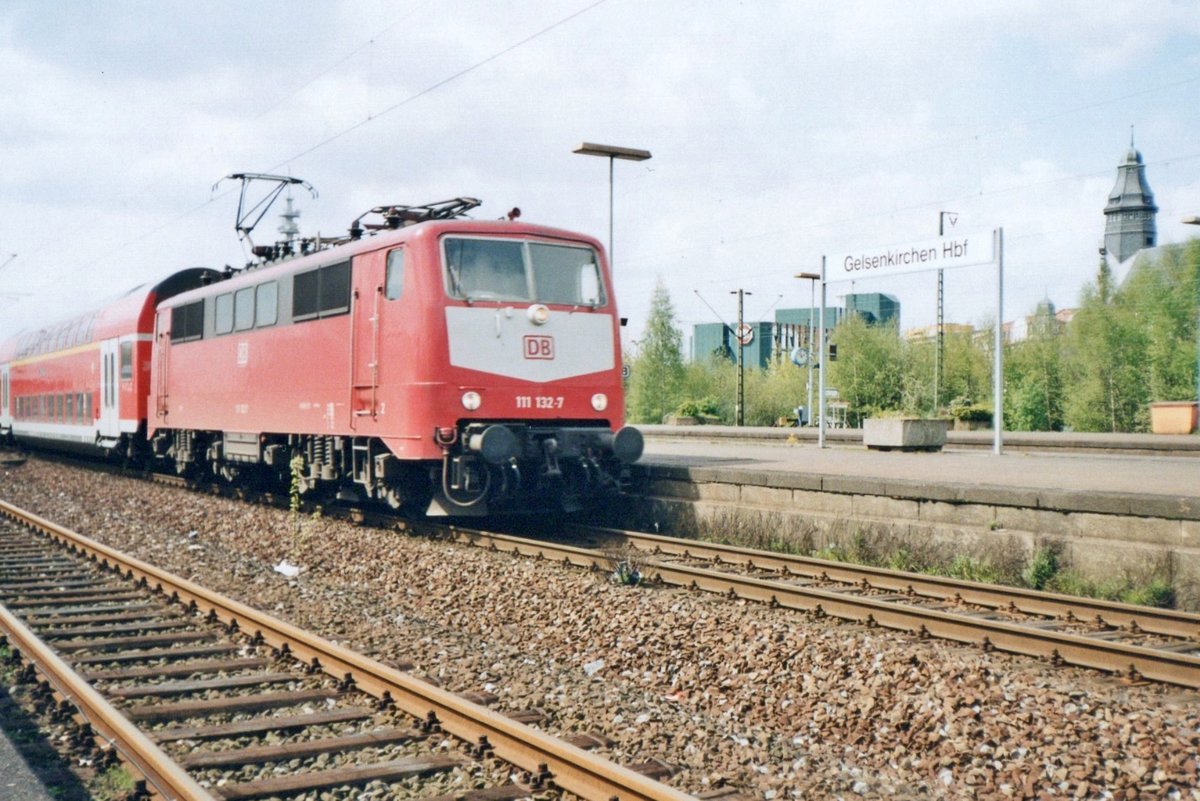 Am 5 November 1999 h�llt 111 132 in Gelsenkirchen Hbf.