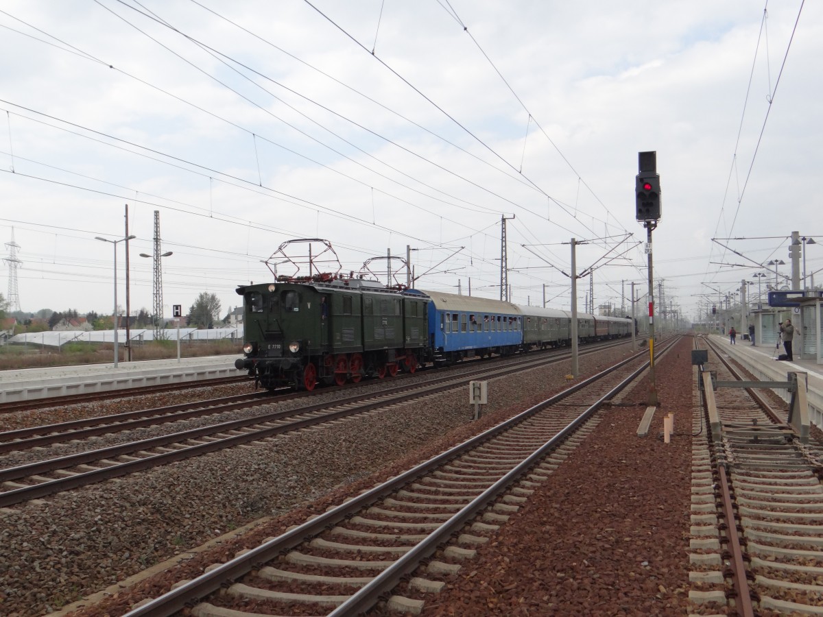 Am 6. Dresdner Dampfloktreffen gab es auch wieder eine Parallelfahrt von Dresden nach Decin. Hier am 13.04.14 E 77 10 in Heidenau mit Schublok 23 1097.