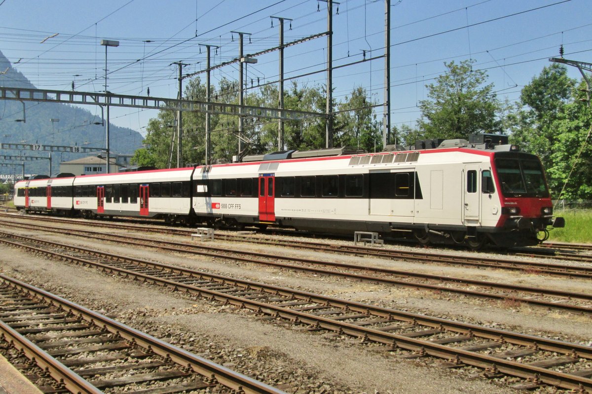 Am 6 Juni 2015 steht 560 301 in Arth-Goldau abgestellt.