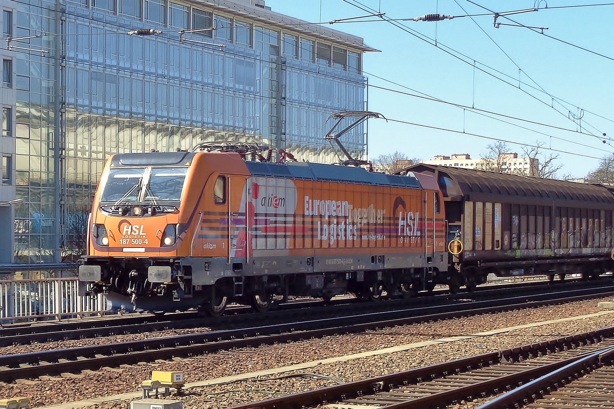 Am 7 April 2018 �berrascht HSL 187 500 in Dresden Hbf beinahe der Fotograf. 