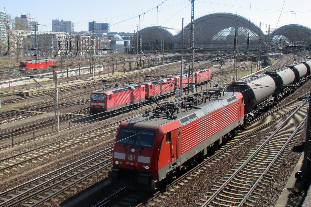 Am 8 April 2018 dönnert 189 017 durch Dresden Hbf. 