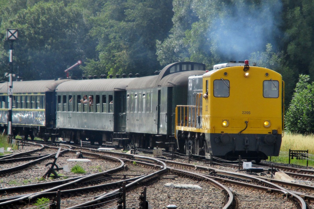 Am 8 Juli 2017 verlässt 2205 mit ein Pendelzug nach Kerkrade Simpelveld während die ZLSM Dampftage.