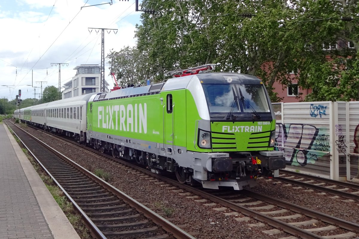 Am 8 Juni 2019 durchfahrt Flixtrain 193 990 K�ln S�d. 