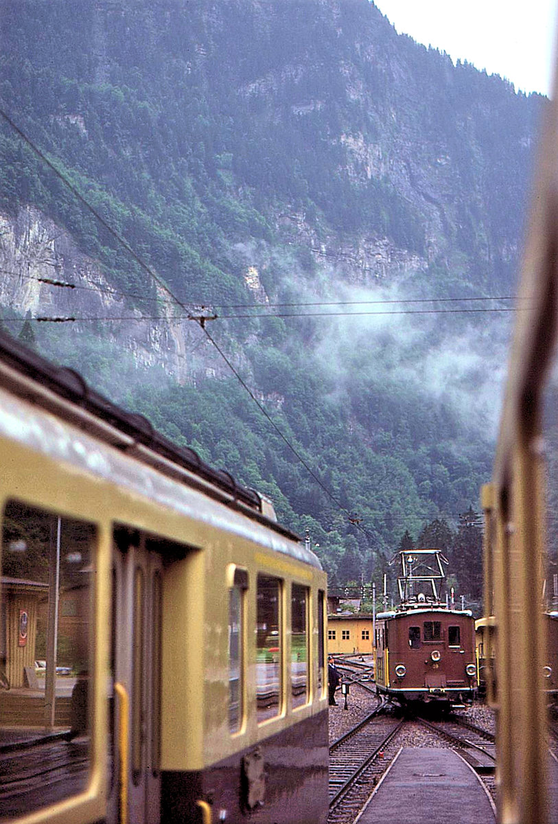 Am 8.August 1978 hat die Lok 29 einen Anstrich mit weissem Streifen. Hier steht sie  eingeklemmt  zwischen den Triebwagen 307 und 308 in Zweilütschinen. 