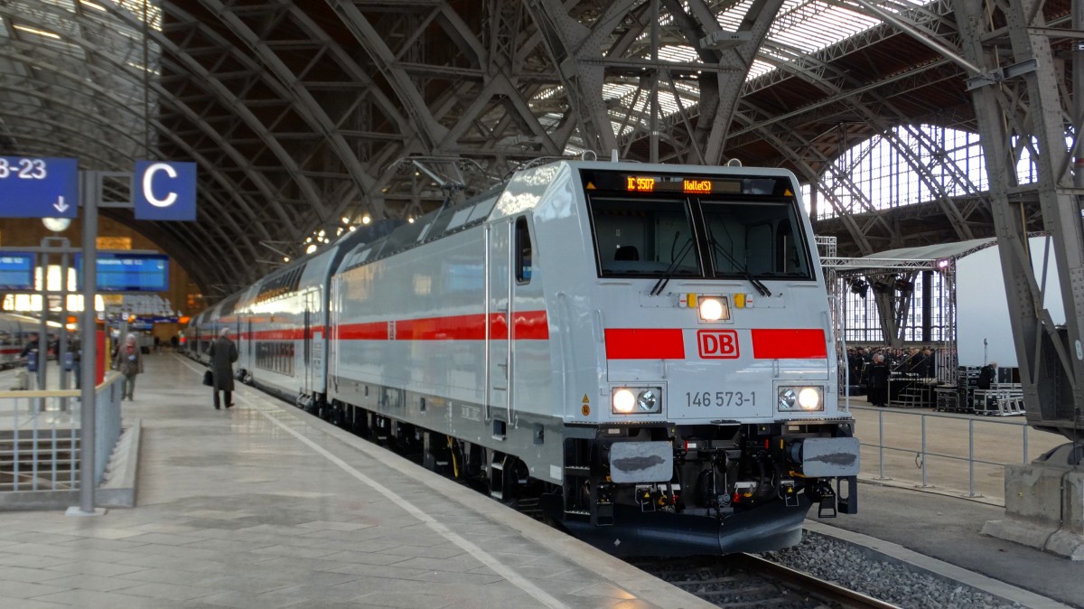 Am 9. Dezember 2015 fand die Eröffnung der NBS Erfurt-Leipzig/Halle statt.
Hier ist ein Dosto-IC als Sonderzug nach Halle(Saale)Hbf in Leipzig Hbf zu sehen.
