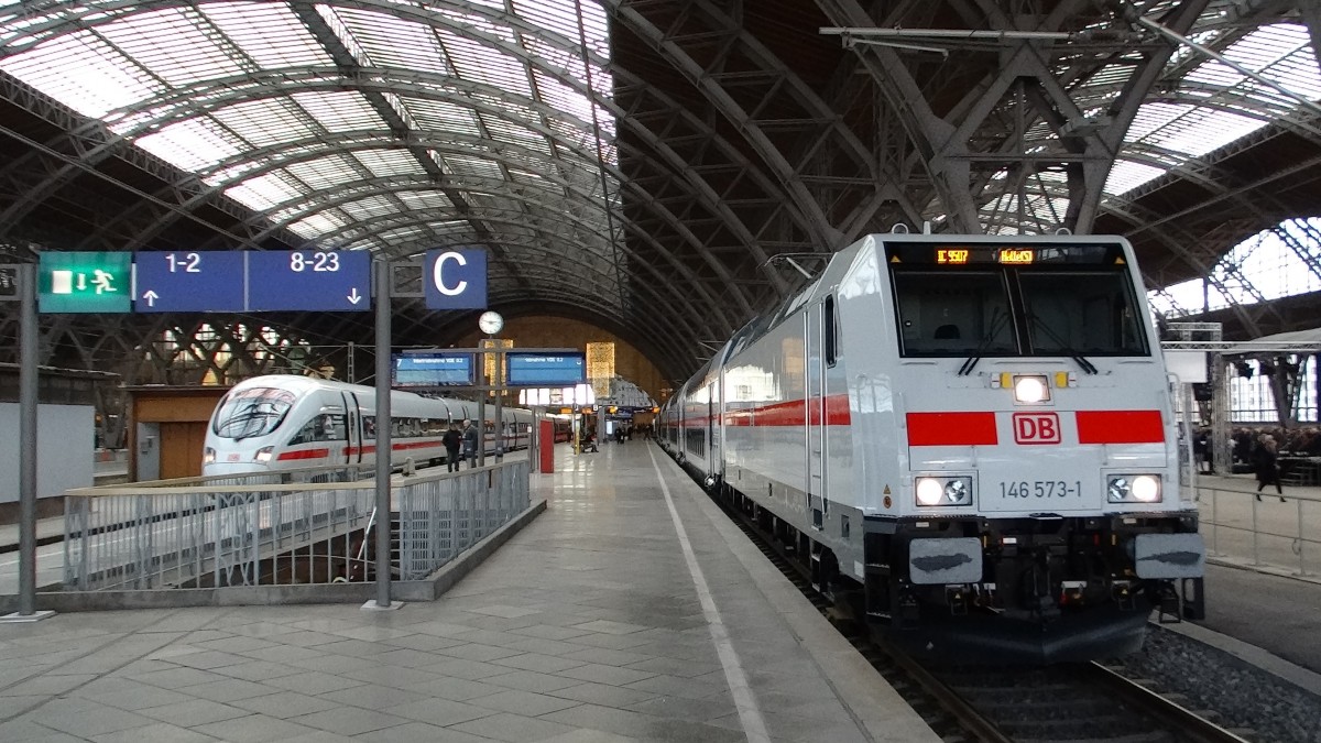 Am 9. Dezember 2015 fand die Eröffnung der NBS Erfurt-Leipzig/Halle statt. 
Hier ist links ein Dosto-IC als Sonderzug nach Halle(Saale)Hbf in Leipzig Hbf und rechts im Hintergrund ein ICE-T als Sonderzug nach Erfurt Hbf zu sehen. 