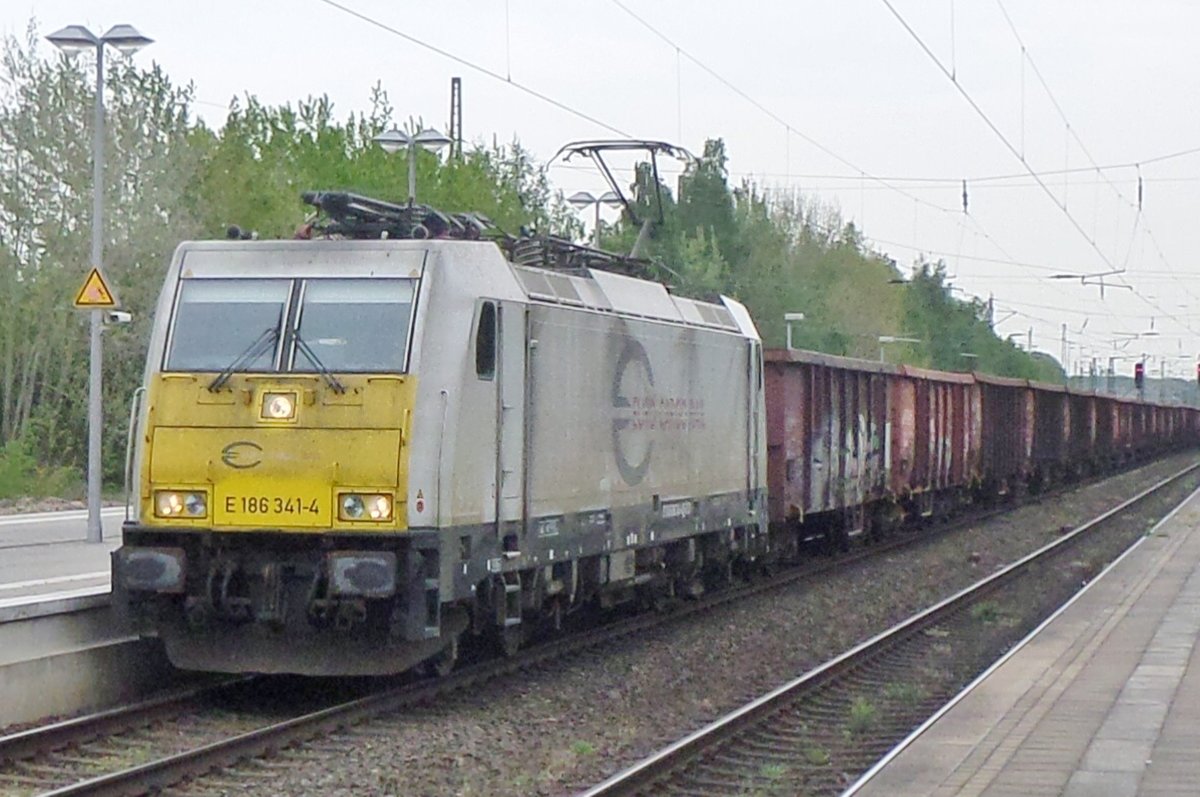 Am 9 September 2016 durchfahrt ECR 186 341 Viersen.