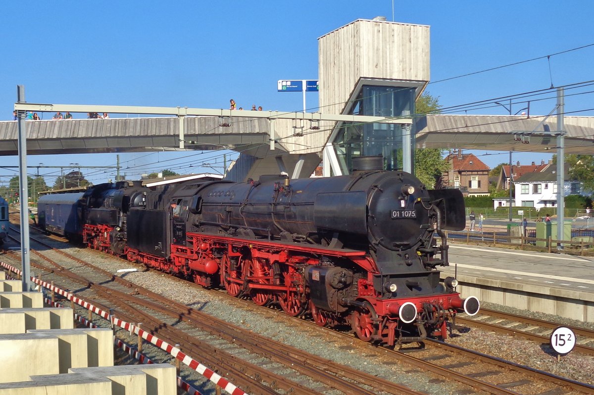Am Abend von 2 September 2018 rangiert 01 1075 in Dieren. 