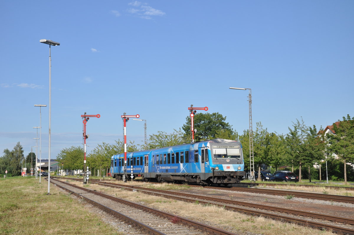 Am Abend des 9. Juli 2020 erreicht 628 423 als RB 29438 den Bahnhof von Pocking. Aufgrund von Bauarbeiten endeten die Züge an diesem Bahnhof und fuhren nach einer kurzen Wendezeit wieder zurück nach Passau Hbf. Zwischen Pocking und Pfarrkirchen war der Schienenersatzverkehr unterwegs. 