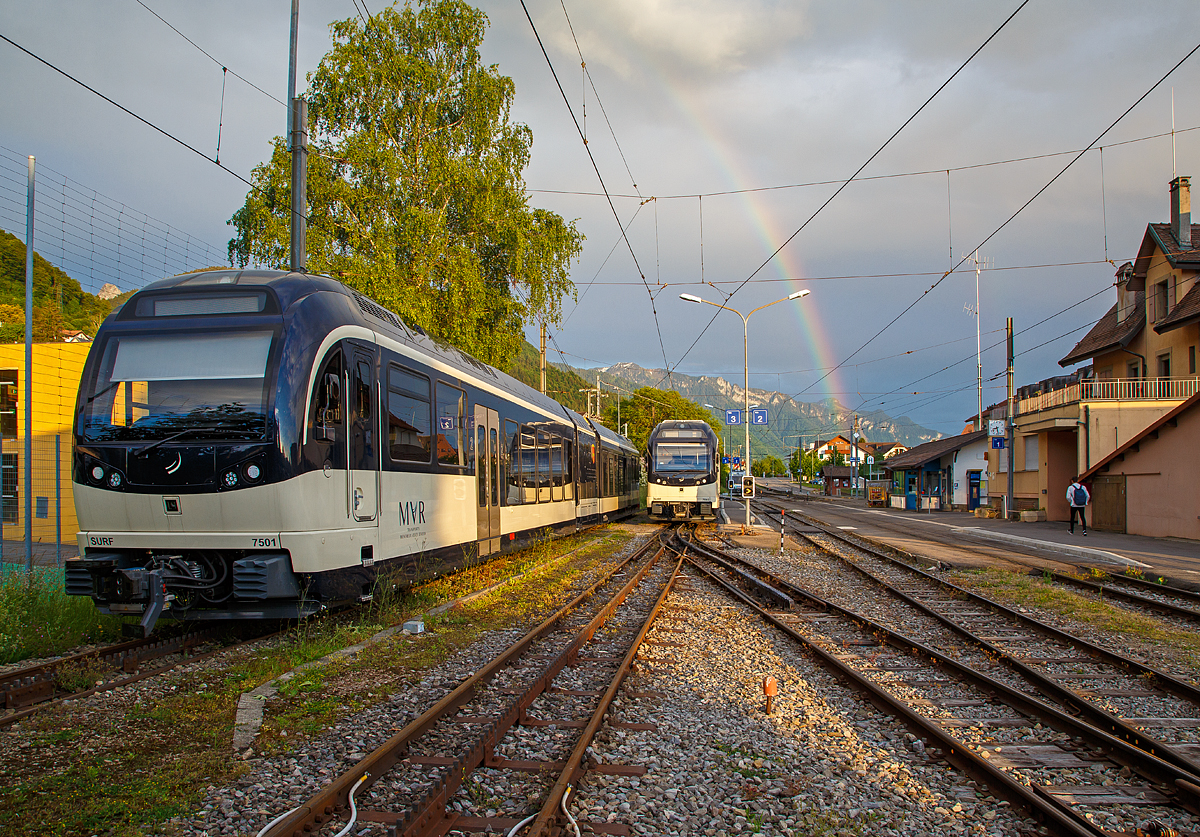 
Am Abend konnte man doch noch einen Regenbogen sehen und ein Bahnbild mit ihm machen, nur leider ohne historisches Material.....
Die SURF 7501  Saint Légier - La Chiésaz  und SURF 7503  Montreux   (beide elektrische Triebwagen für gemischten Adhäsions- und Zahnradbetrieb vom Typ Stadler SURF ABeh 2/6) der MVR (Transports Montreux–Vevey–Riviera) sind am 20.05.2018 (20:30 Uhr) im Bahnhof Blonay abgestellt.